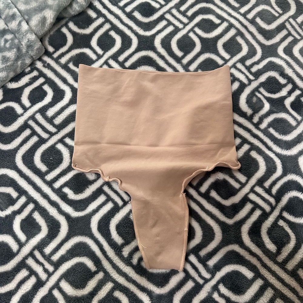 MAKE OFFERS Skims shapewear thong